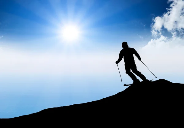 一位滑雪者在山坡上的剪影. — 图库照片