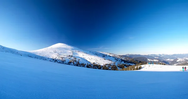 Snötäckta berg och ljusa himlen. — Stockfoto