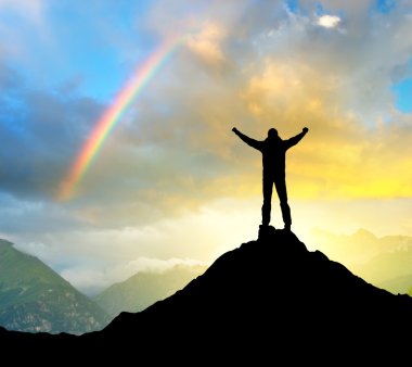 erkek siluet kaldırdı kollarını