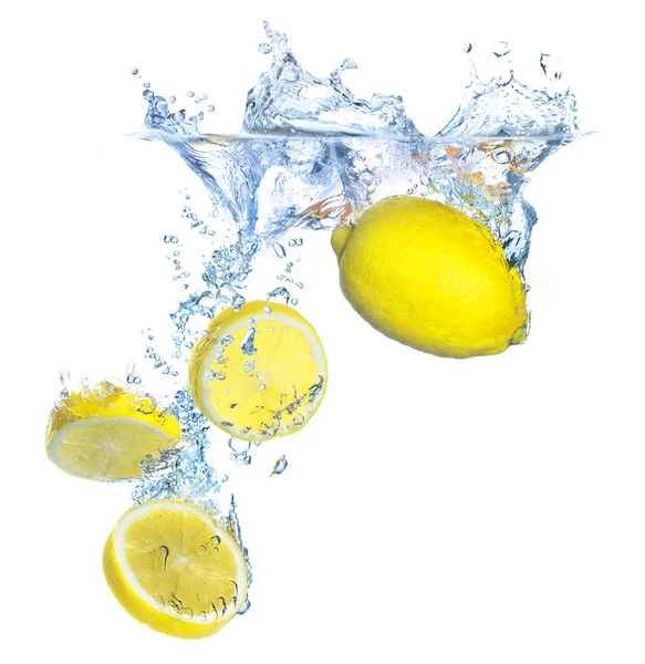 Teile von Zitrone und Wasser spritzen isoliert — Stockfoto