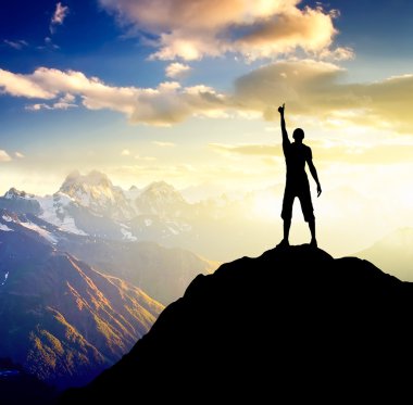 Güneş kızdırma arka plan üzerinde kişi silüeti