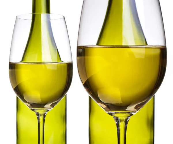 Ποτηράκια μιας και μπουκάλι με λευκό κρασί — Φωτογραφία Αρχείου
