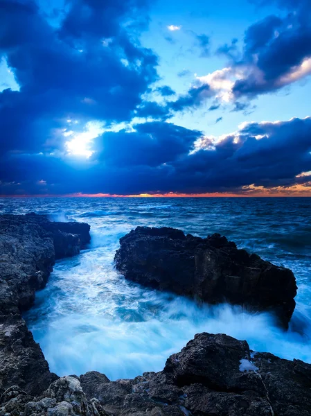 Gökyüzü ve gün batımı sırasında deniz — Stok fotoğraf