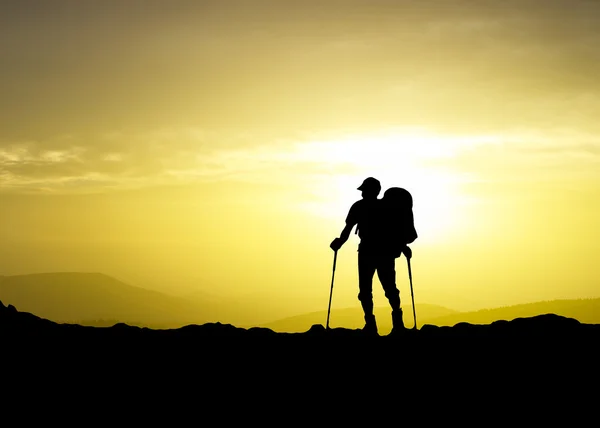 Silhouet van een kampioen op de hoge berg — Stockfoto