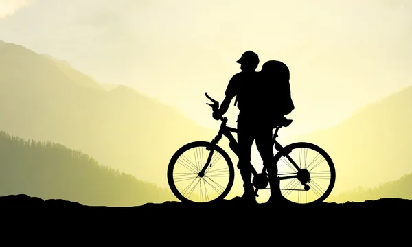 Silhouette eines Fahrradtouristen — Stockfoto