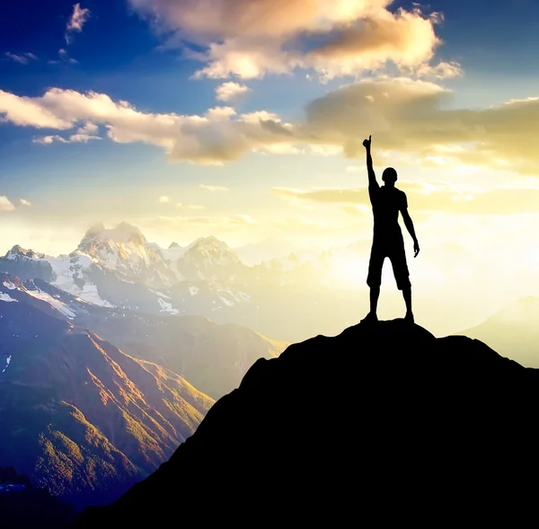 Güneş kızdırma arka plan üzerinde kişi silüeti