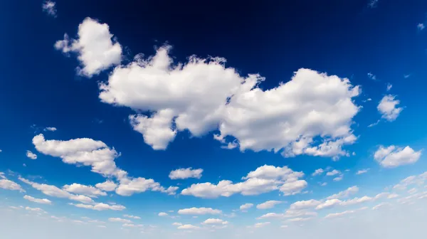 Nuvens e céu — Fotografia de Stock