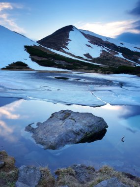 gün batımı sırasında dağ gölü