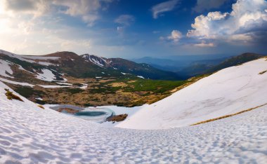 Fırtına öncesi dağ Vadisi