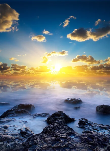 Cielo nublado y orilla del mar al atardecer — Foto de Stock