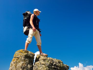 gökyüzü arka plan üzerinde turist