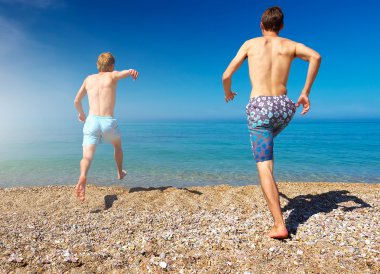 Kumsaldaki insanlar.