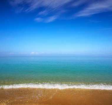 Sahil hatları üzerinde mavi dalga