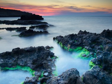 Sahil ve gün batımı sırasında taş
