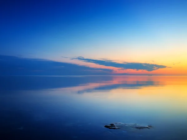 Nyugodt a tenger és az ég során naplemente — Stock Fotó