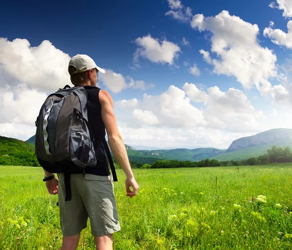 Tourist in the mountain valley — Stock Photo, Image