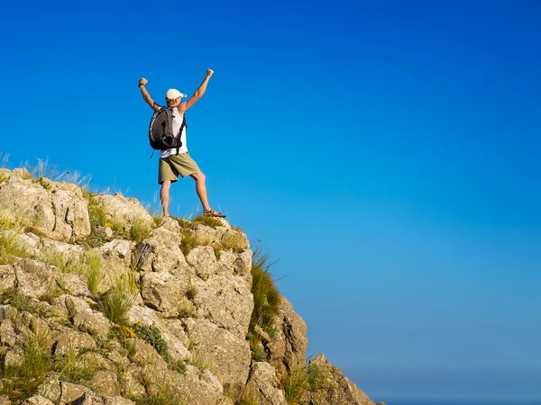 Turista sulla roccia — Foto Stock