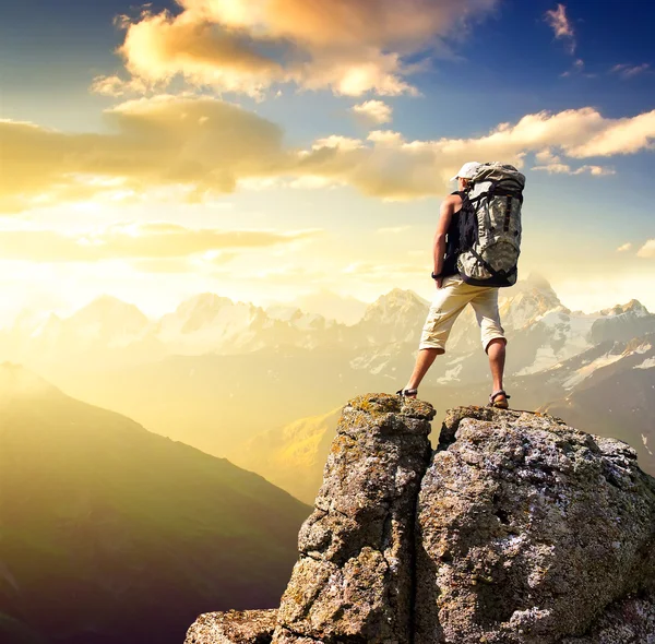 Turista su roccia — Foto Stock