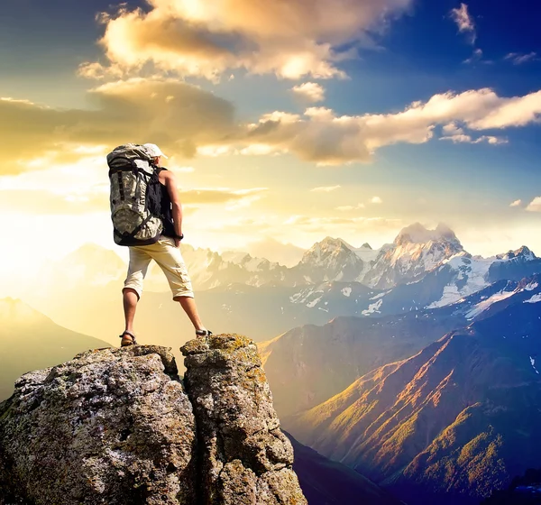 Tourist auf Felsen — Stockfoto