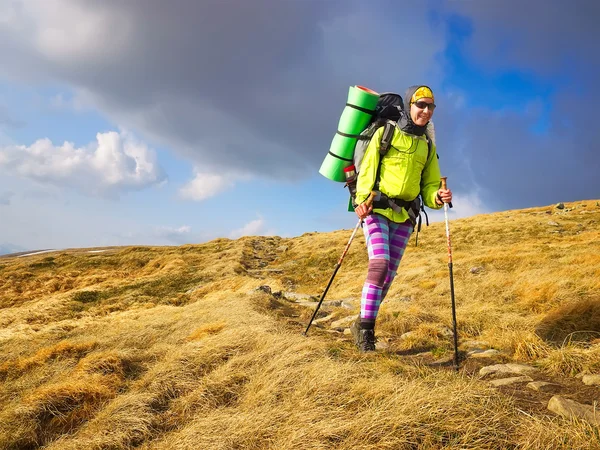 Tourist on mountain — Stock Photo, Image