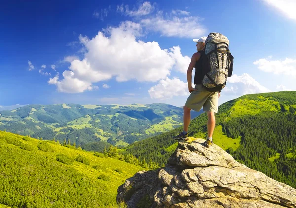 Turist på rock — Stockfoto