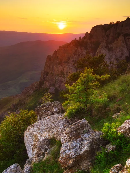 Zonsondergang in het bergdal — Stockfoto