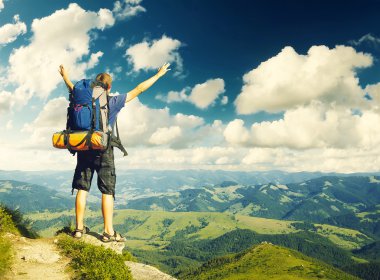 gökyüzü arka plan üzerinde turist