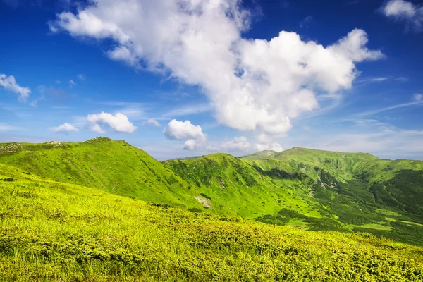 绿色的群山和多云的天空 — 图库照片