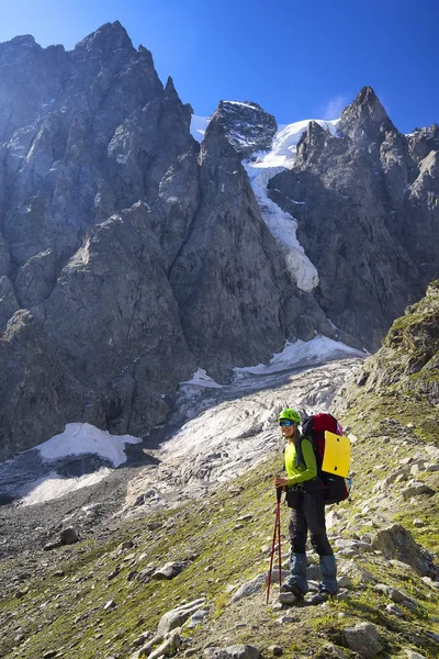 Touriste dans la vallée rocheuse — Photo