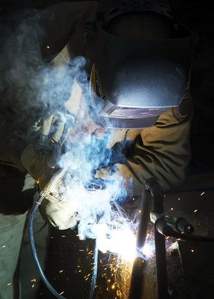 Schweißer am industriellen Arbeitsplatz — Stockfoto