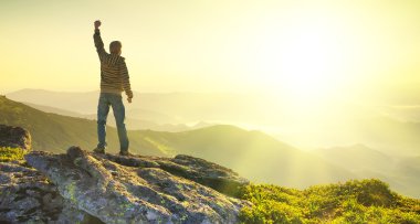 kazanan üstünde belgili tanımlık dağ tepe