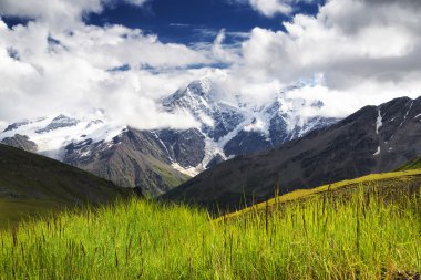 yüksek dağın bulutlar