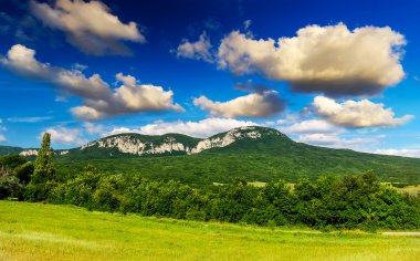 yüksek dağın bulutlar