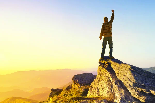 Winnaar op de bergtop — Stockfoto