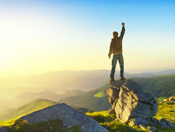 Ganador en la cima de la montaña — Foto de Stock