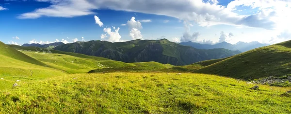 Alm im Gebirgstal. — Stockfoto