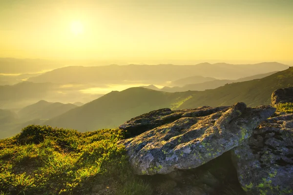 在云高的山. — 图库照片