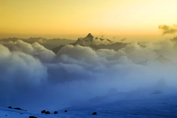 Alta montaña en las nubes . — Foto de Stock