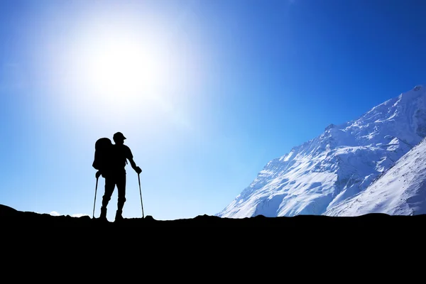 Silhouette del turista in montagna — Foto Stock