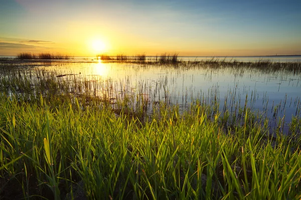 Jezero při západu slunce — Stock fotografie