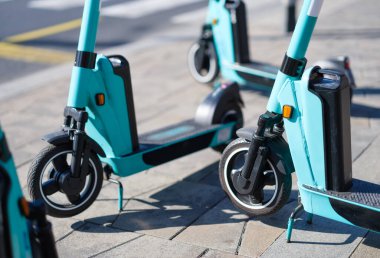 Sokakta elektrikli scooter. Çevre dostu ulaşım aracı. Şehirde dolaşmak için kiralık araç. Modern teknoloji.