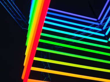 Renkli ışıkların, Pride, LGBT ve transseksüel insanları destekleyen bir sanat kurulumu. Sevgi ve hoşgörünün sembolü. Tasarım için büyük çözünürlüklü fotoğraf.