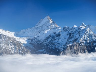 Vadideki dağlar ve bulutlar. Doğa manzarası. Bulutların arasındaki dağ sırası. Yaz mevsiminde manzara. Büyük çözünürlüklü fotoğraf.