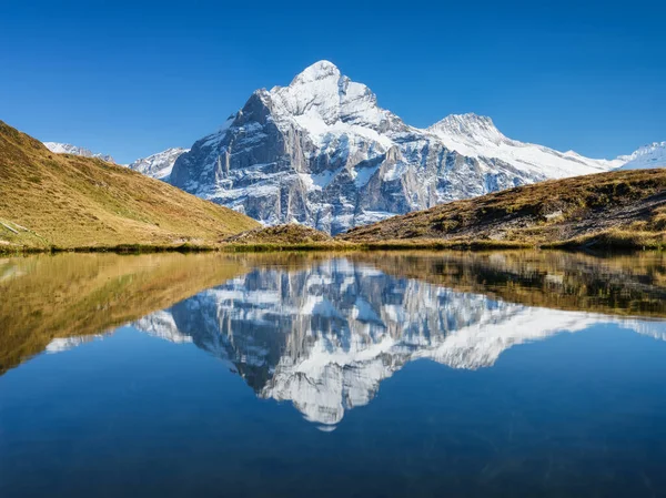 Hohe Berge Und Spiegelung Auf Der Oberfläche Des Sees Bergtal — Stockfoto