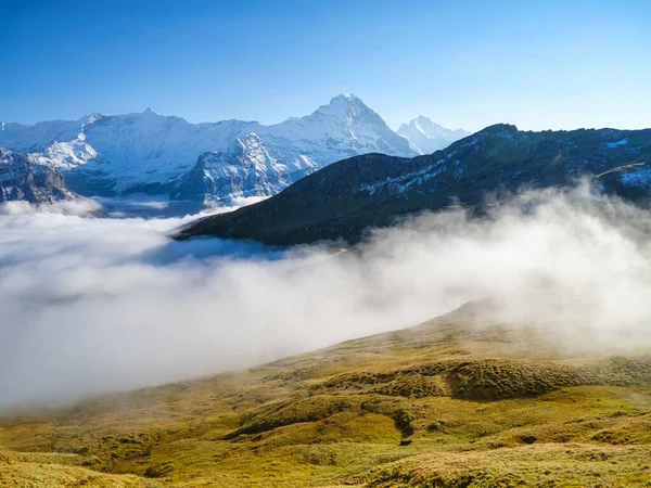 Bergen Wolken Het Dal Natuurlandschap Hoog Bergen Bergketen Door Wolken — Stockfoto