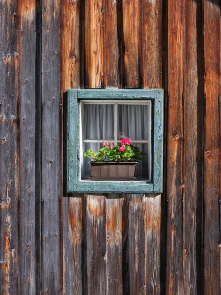 Okno Zdi Květináče Ročník Interiéru Exteriéru Domu Dřevěné Stěny Prken — Stock fotografie