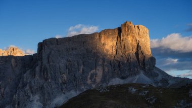 Gün batımında dağ tepelerinin panoramik manzarası. Dolomite Alpleri, İtalya. İskoçya 'nın doğal manzarası. Büyük çözünürlüklü fotoğraf.