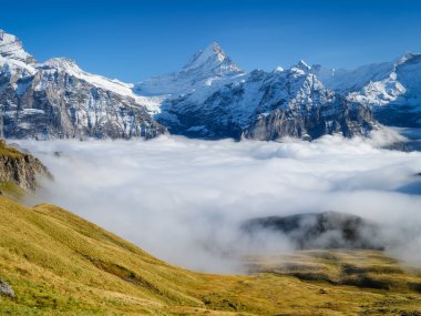 Vadideki dağlar ve bulutlar. Dağların yükseklerindeki doğal manzara. Bulutların arasındaki dağ sırası. Yaz mevsiminde manzara. Tasarım için büyük çözünürlüklü fotoğraf.
