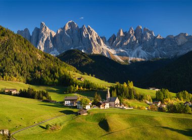 Santa Maddalena 'da. Val di Funes. Dolomit Alpleri. İtalya. Gün batımından önce dağlara ve ormana. Yaz mevsiminde doğal manzara. Fotoğraf yüksek çözünürlükte