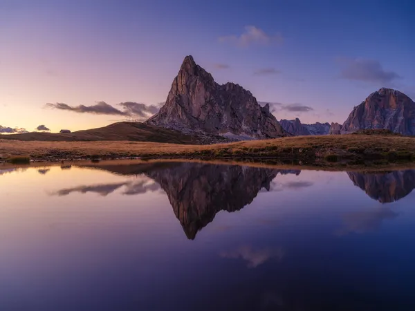 Hohe Berge Und Spiegelung Auf Der Oberfläche Des Sees Giau — Stockfoto